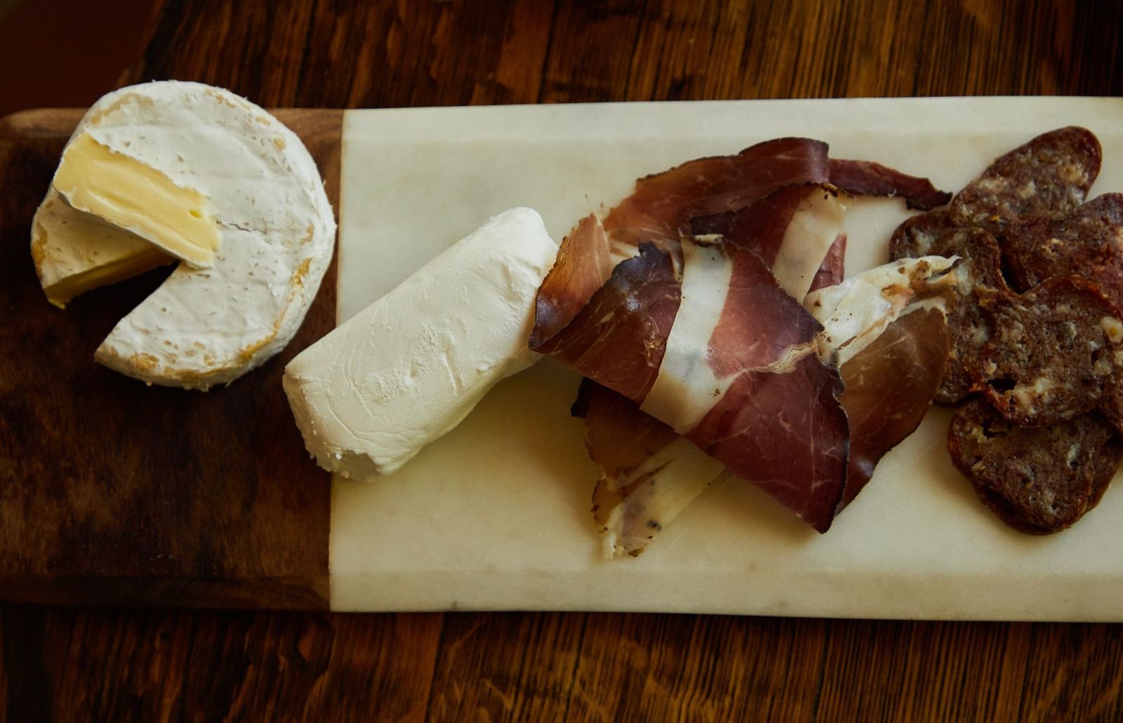 Käse und Schinken auf einem Marmorbrett