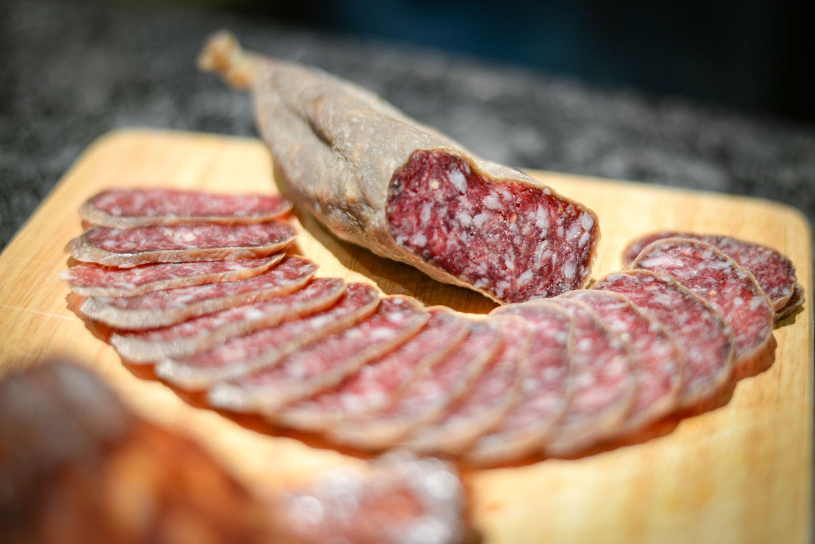 Aufgeschnittene Salami auf einem Holzbrett