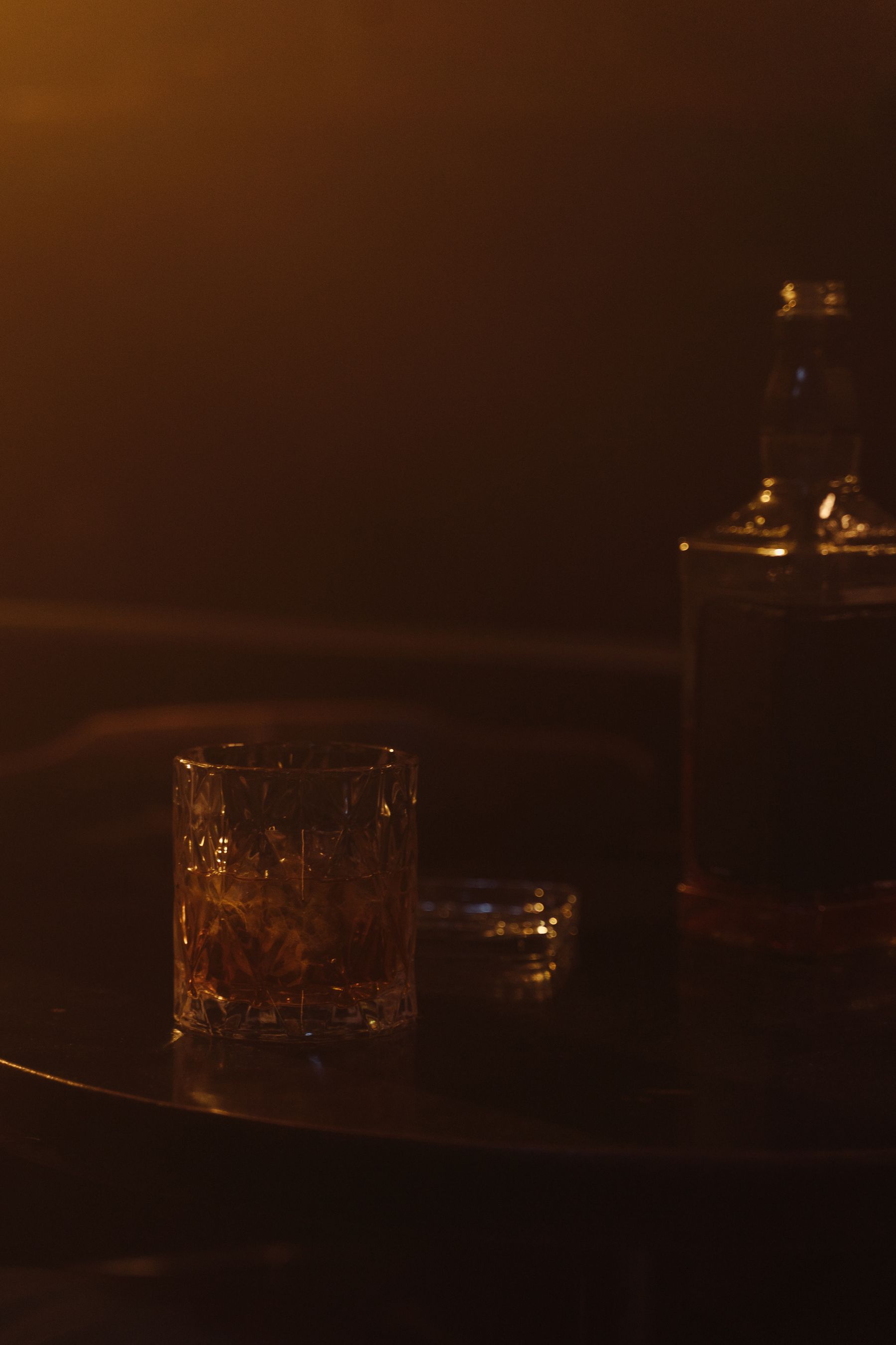 Whiskyglas in warmem, gedämpftem Licht